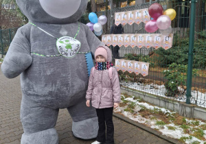 dzieci z pluszowym misiem