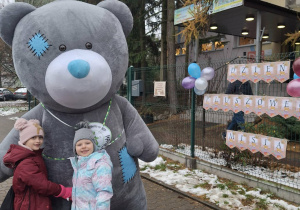 dzieci z pluszowym misiem