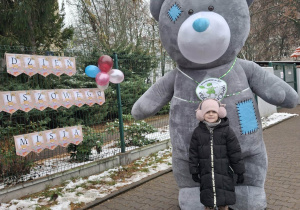 dzieci z pluszowym misiem