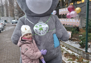 dzieci z pluszowym misiem