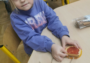 dziecko wykonuje ozdobę na choinkę