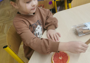 dziecko wykonuje ozdobę na choinkę