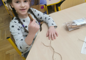 dziecko wykonuje ozdobę na choinkę