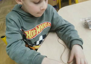 dziecko wykonuje ozdobę na choinkę