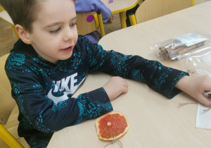 dziecko wykonuje ozdobę na choinkę