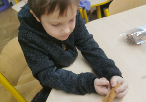 dziecko wykonuje ozdobę na choinkę