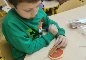 dziecko wykonuje ozdobę na choinkę