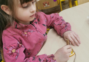 dziecko wykonuje ozdobę na choinkę