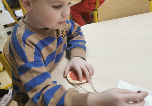 dziecko wykonuje ozdobę na choinkę