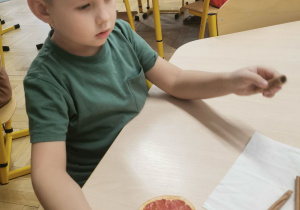 dziecko wykonuje ozdobę na choinkę