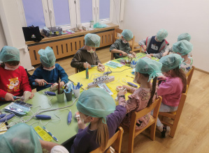 dzieci podczas warsztatów stomatologicznych