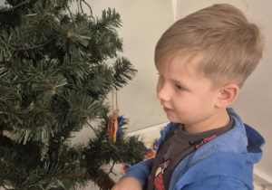 dziecko ubiera choinkę