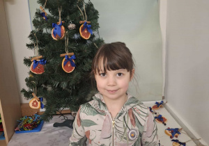 dziecko ubiera choinkę