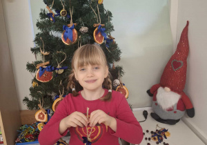 dziecko ubiera choinkę