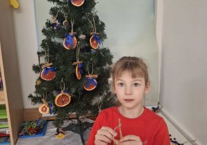 dziecko ubiera choinkę