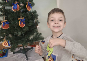 dziecko ubiera choinkę