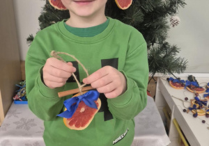 dziecko ubiera choinkę