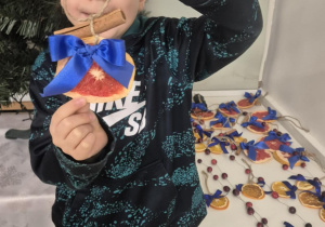 dziecko ubiera choinkę