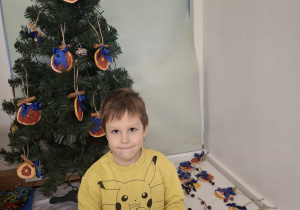 dziecko ubiera choinkę