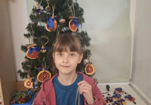 dziecko ubiera choinkę