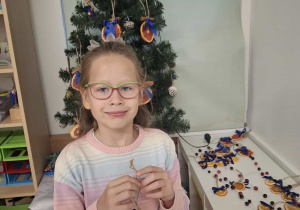 dziecko ubiera choinkę