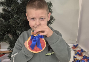 dziecko ubiera choinkę