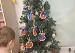 dziecko ubiera choinkę