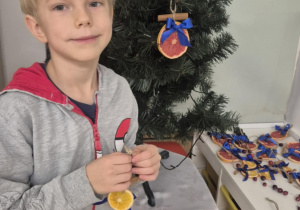 dziecko ubiera choinkę