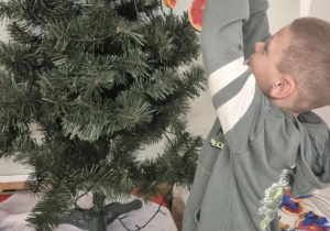 dziecko ubiera choinkę