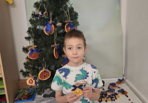 dziecko ubiera choinkę