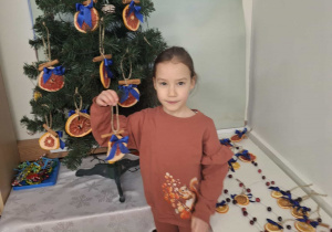 dziecko ubiera choinkę