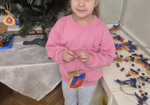 dziecko ubiera choinkę