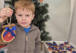 dziecko ubiera choinkę