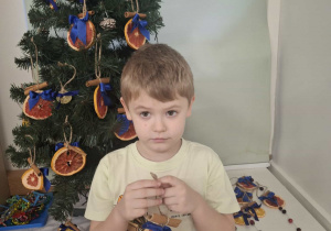 dziecko ubiera choinkę