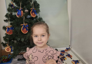 dziecko ubiera choinkę