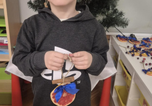 dziecko ubiera choinkę