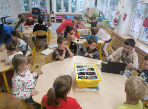 dzieci na zajęciach z robotyki