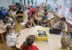 dzieci na zajęciach z robotyki