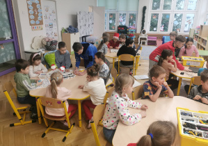 dzieci na zajęciach z robotyki