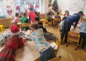 dzieci na zajęciach z robotyki