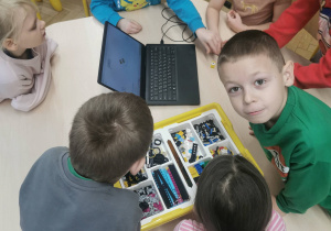 dzieci na zajęciach z robotyki
