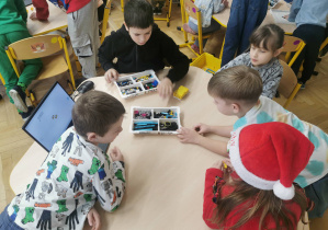 dzieci na zajęciach z robotyki