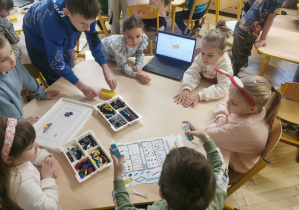 dzieci na zajęciach z robotyki