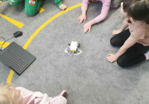 dzieci na zajęciach z robotyki