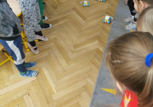 dzieci na zajęciach z robotyki