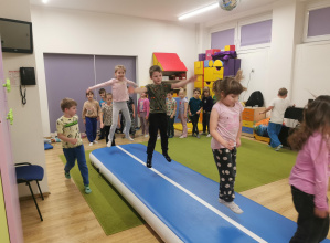 dzieci na zajęciach z gimnastyki