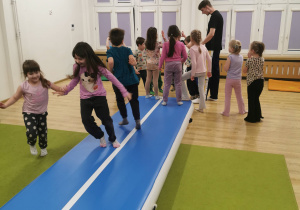 dzieci na zajęciach z gimnastyki