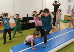 dzieci na zajęciach z gimnastyki