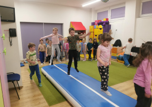 dzieci na zajęciach z gimnastyki