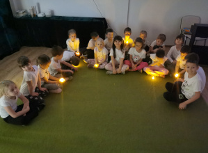 dzieci na obchodach dnia światła